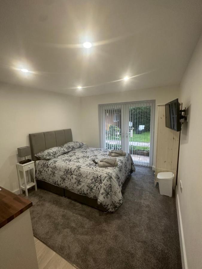 Selborne Studios Off Road Gated Parking Coventry Exterior photo