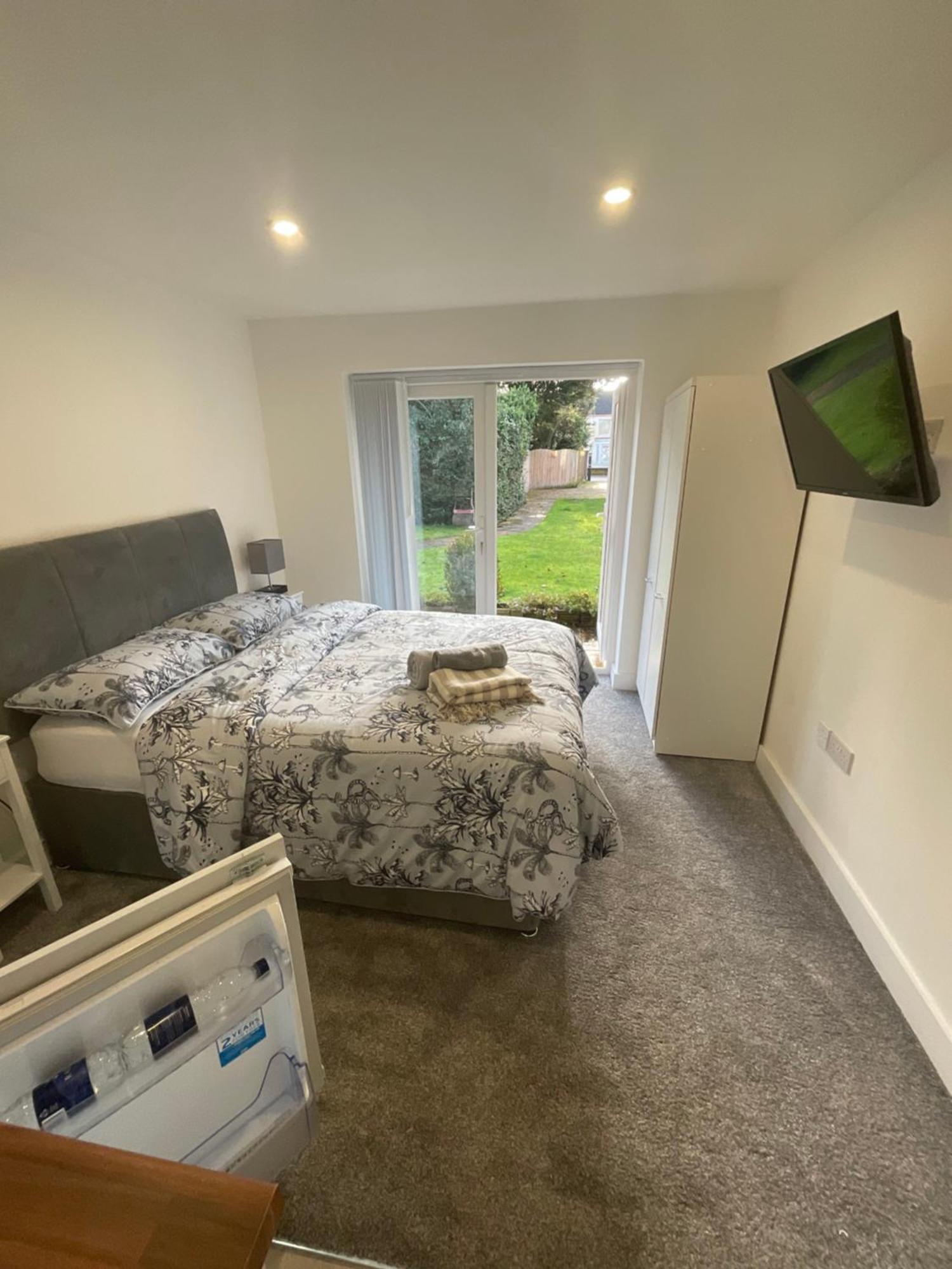 Selborne Studios Off Road Gated Parking Coventry Exterior photo