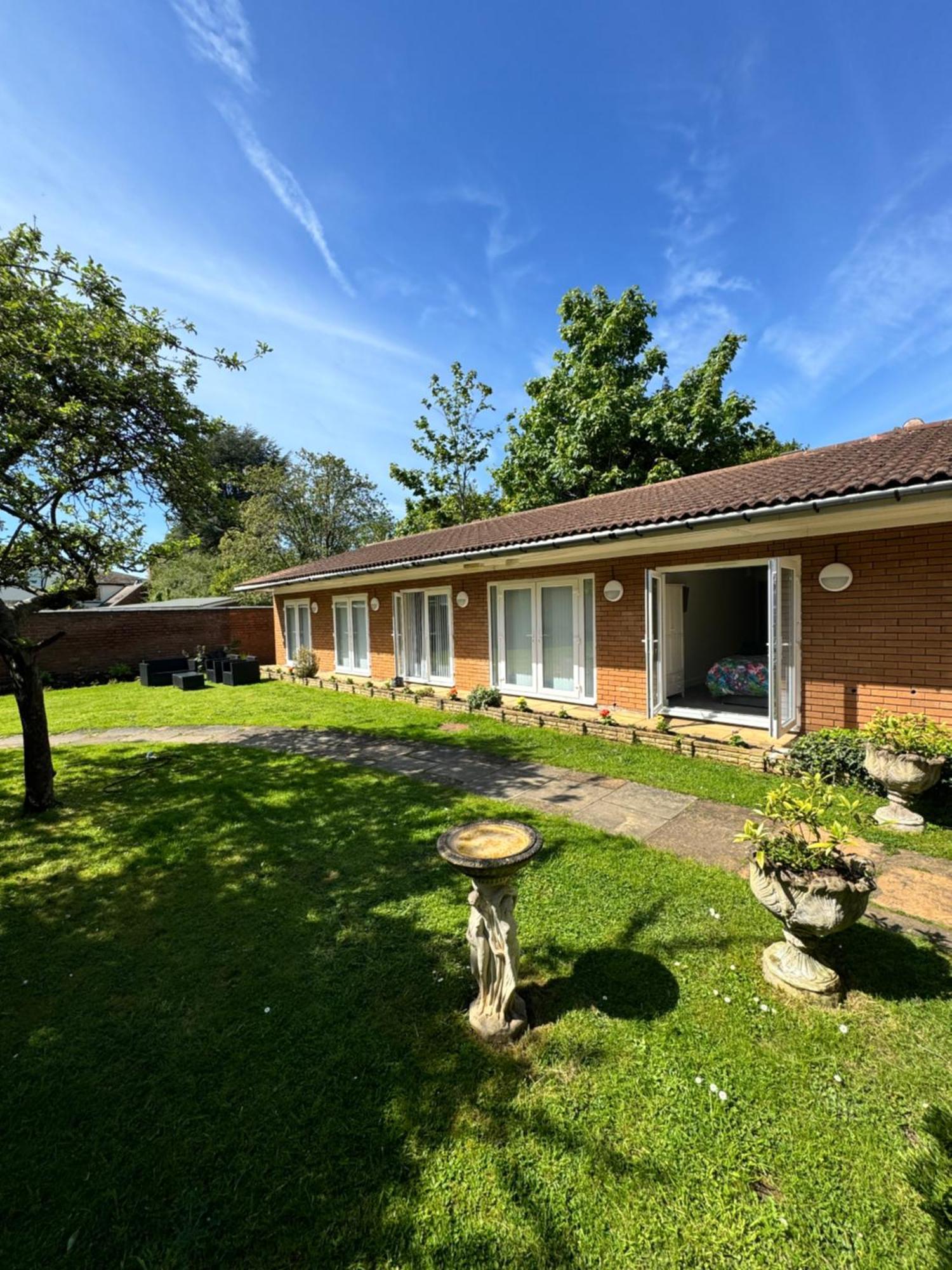 Selborne Studios Off Road Gated Parking Coventry Exterior photo